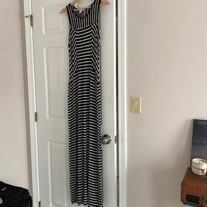 Black and White flattering stretch maxi dress New. Size medium.
